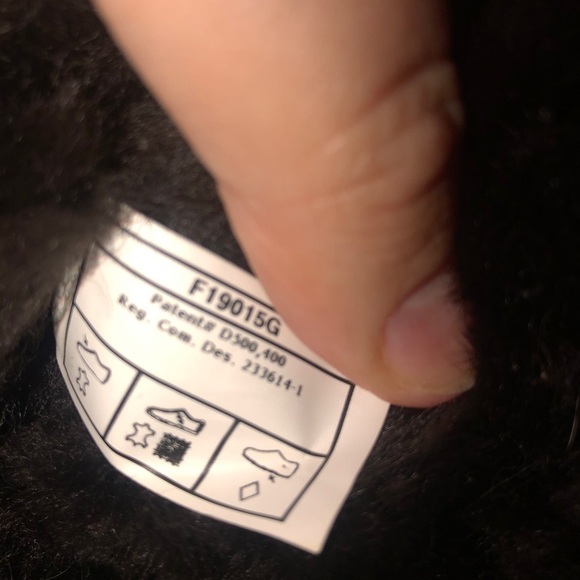 Ugg Essential Short Classic Boot - Picture 7 of 10